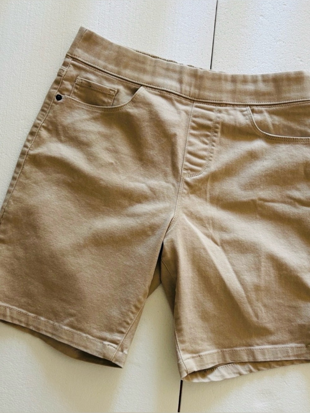 Dkny Women's Flat Front Shorts - Tan